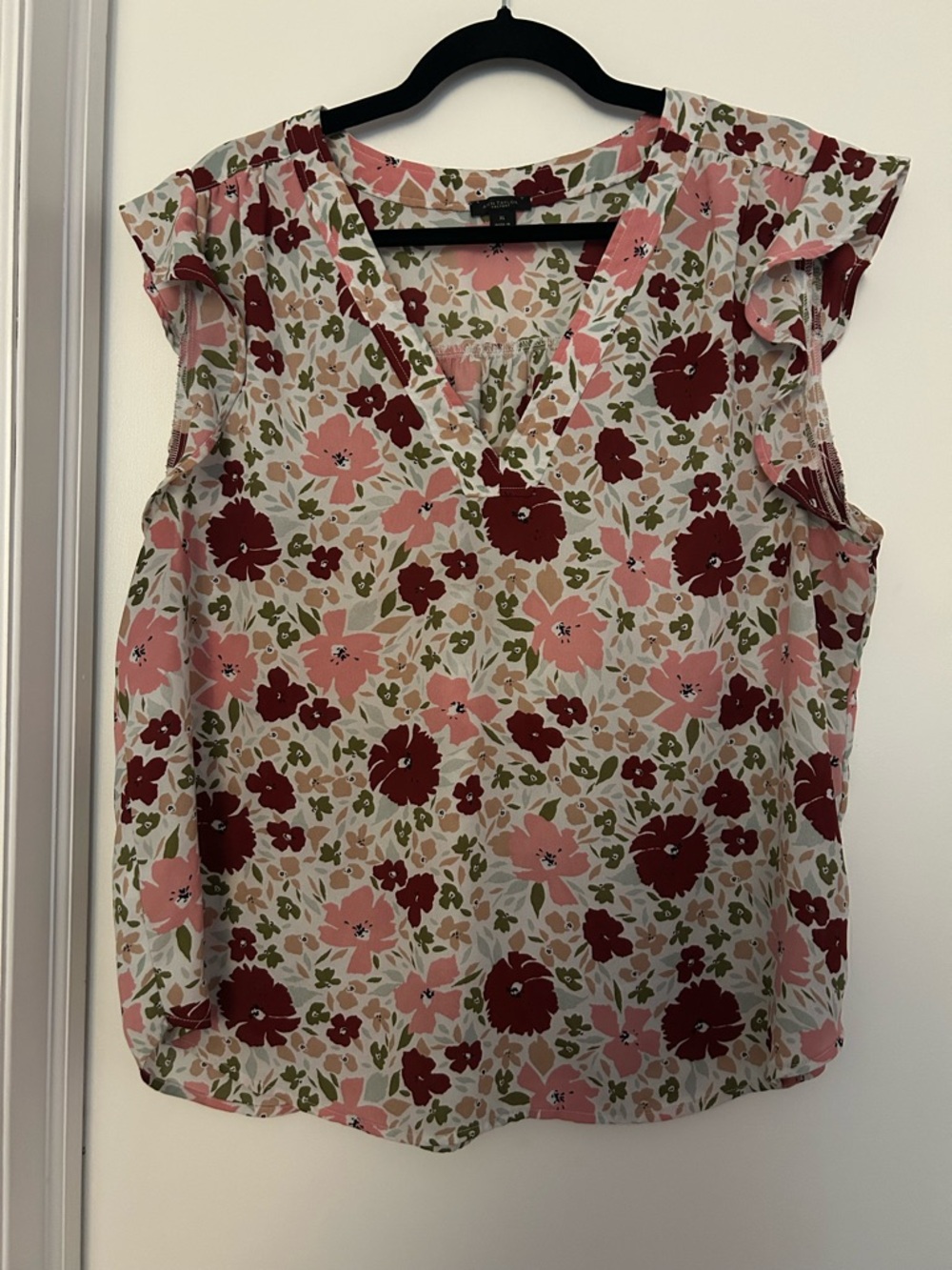 Ann Taylor Pink & Burgundy Floral V-Neck Cap Sleeve Blouse